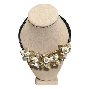 Flower Shell Bead Necklace White Black